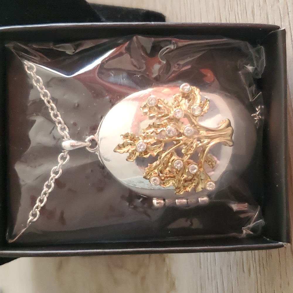 #30 Avon oak tree locket